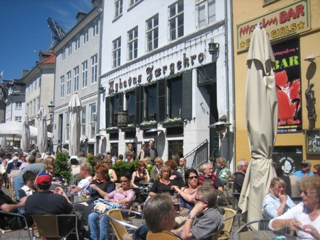 Kopenhāgena ir slavena ar mājīgām kafejnīcām