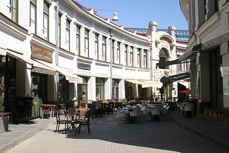 Vecpilsētas ieliņas ar daudzajām kafejnīcām