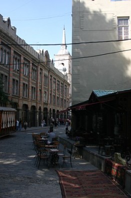 Vecpilsētas ieliņas ar daudzajām kafejnīcām. Galerijas autori: Ilze Veģe, Zigmunds Viscickis, Sofija Viscicka