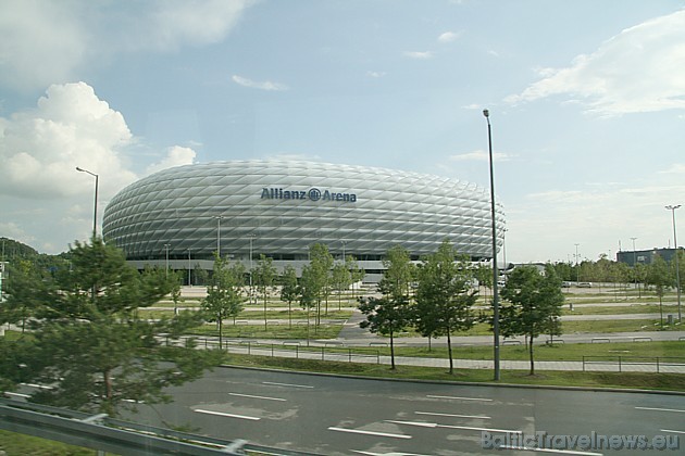 Minhenē atrodas futbola stadions Allianz Arena, kas var ietilpināt līdz 69 000 futbola fanu. Interneta vietne - www.allianz-arena.de