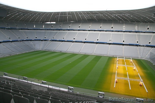 Futbola stadions Allianz Arena tiek izmantots tikai un vienīgi futbola mērķiem. Zālāja svītras veidojas no zālāja pļaušanas virziena, jo viena josla tiek pļauta tikai vienā virzienā. Zālājs tiek mākslīgi ''apsauļots''
