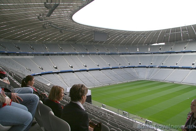 No augšas stadions ir labi pārskatāms un lielā augstuma dēļ izskatās pat mazs