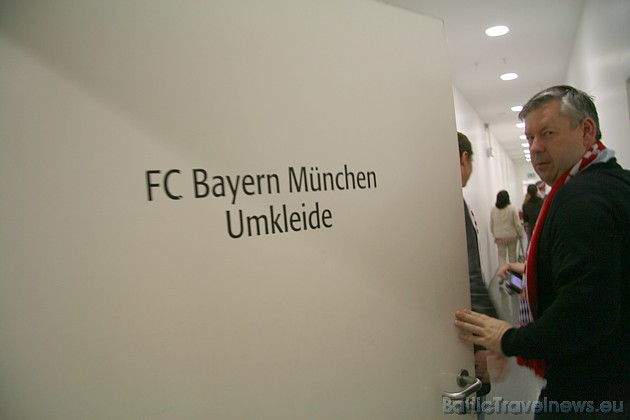 Durvis, kas ved uz futbola komandas FC Bayerm München ģērbtuvi. Sīkāka informācija par komandu - www.fcbayern.t-com.de