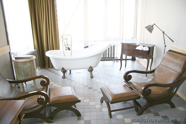 Luksus numurs pārsteidz ar vannas koncepciju, kas baudīt servisu ar skatu ostu - Latvija > Liepāja > viesnīca Promenade Hotel | BalticTravelnews
