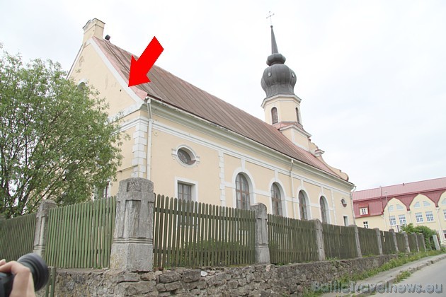 Baznīcas sienā ir iemūrēta Napoleona laika lielgabala lode