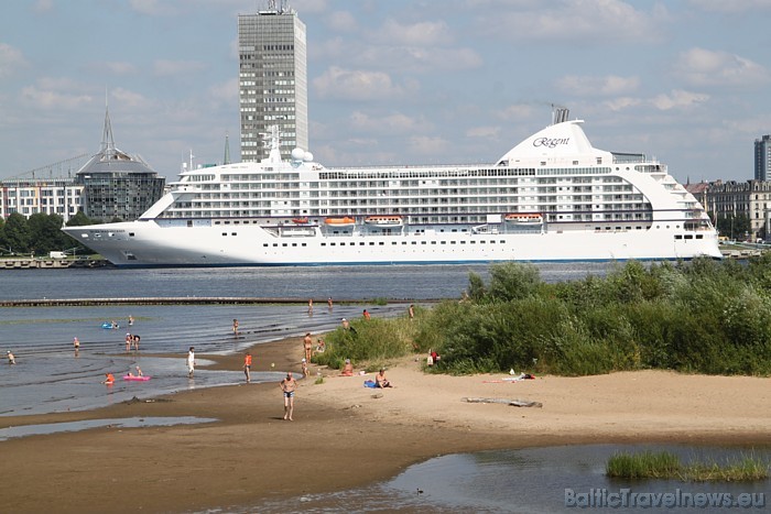 Luksusa kruīzu kuģis Regent Seven Seas Cruises ar apmēram 700 pasāžieriem