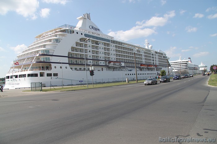 Luksusa kruīzu kuģis Regent Seven Seas Cruises peld zem Bahamu salu karoga