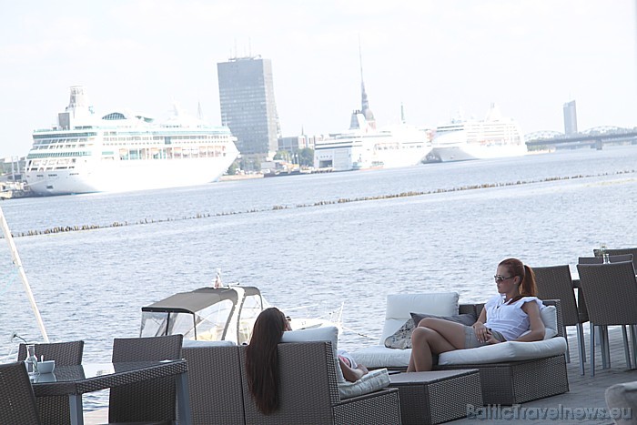 Vienu no labākajiem skatu laukumiem ar restorāna komfortu uz Daugavas kuģiem piedāvā restorāns Ostas skati