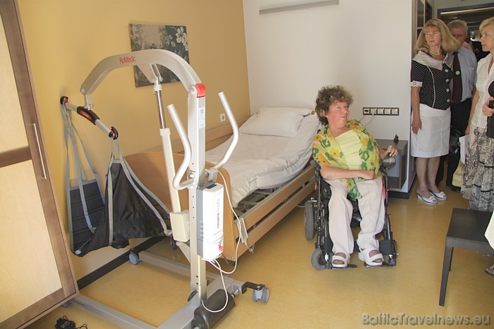 Speciāla ierīce palīdzēs pacientu ievietot gultā vai izcelt no tās
