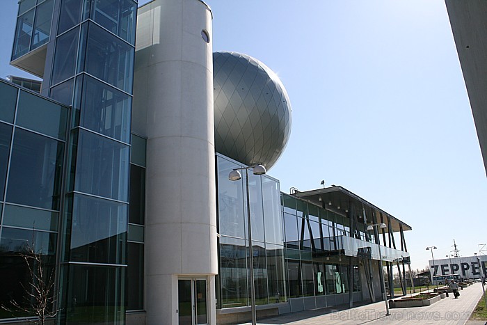 Zinātnes centram ir divas izstāžu zāles – Tartu un Tallinā. Abās vietās ir arī savs 4D piedzīvojumu kino. Vairāk informācijas: www.ahhaa.ee  