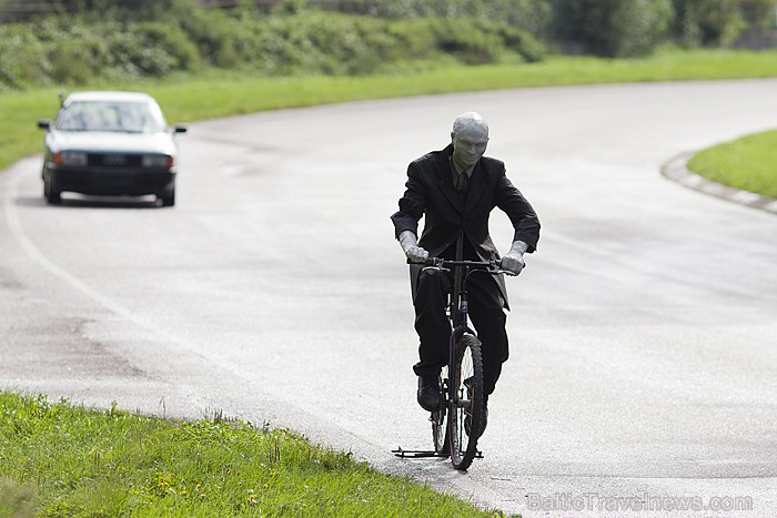Pirmo reizi Latvijā tika organizēts velo crash tests, kurā uzskatāmi tika parādīts, kādas sekas var rasties velosipēdistam sadursmes brīdī ar automobiliFoto: www.fotoprojekts.lv