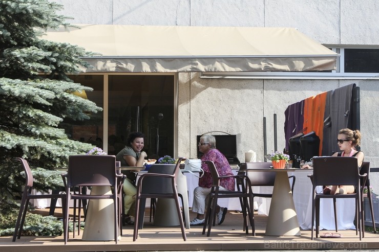 Grila ēdieni, salātu bārs un dažādi deserti izbaudāmi kopš 24. jūlija viesnīcas «SemaraH Hotel Lielupe» vasaras grila terasē