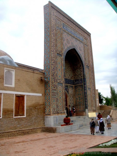 Taškenta, Lielais Zīda ceļš, austrumnieciskais dzīves stils, kupoli un minareti, segti ar zilām un zaļām senlaiku flīzēm, bazāri, jēra šašliki un plovs, zīda kurpītes un daudzi citi Uzbekistānas labumi.