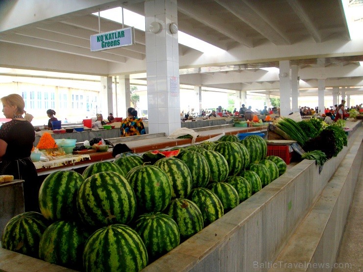 Austrumu tirgus... uzbeki spēj arbūzus pat tuksnesī audzēt.