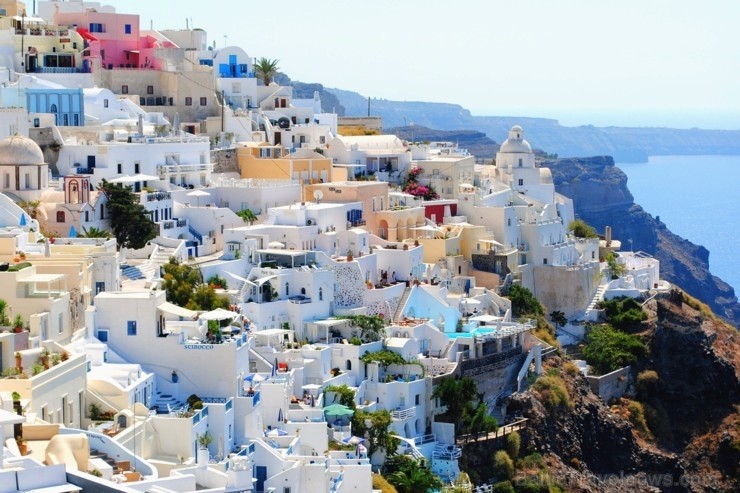 Santorini ir viens no iecienītākajiem romantiķu galamērķiem, kas vilina ar pārsteidzošām panorāmām, romantiskiem saulrietiem un vulkānisko smilšu plu Santorini ir viens no iecienītākajiem romantiķu galamērķiem, kas vilina ar pārsteidzošām panorāmām, romantiskiem saulrietiem un vulkānisko smilšu plu