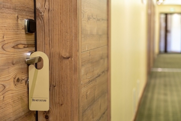 Kādēļ viesnīcu darbiniekiem nepatīk zīme «Netraucēt» uz durvīm