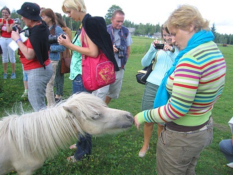 Baltijas valstu žurnālisti itin labi spēja sadraudzēties ar mazajiem pundurdzīvniekiem 15799