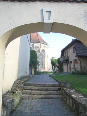 Mazo Cēsu ieliņu kārtojums ir saglabājies vēl no viduslaikiem un tas dod iespēju paslēpties no ikdienas lielpilsētas burzmas Mazo Cēsu ieliņu kārtojums ir saglabājies vēl no viduslaikiem un tas dod iespēju paslēpties no ikdienas lielpilsētas burzmas 15820