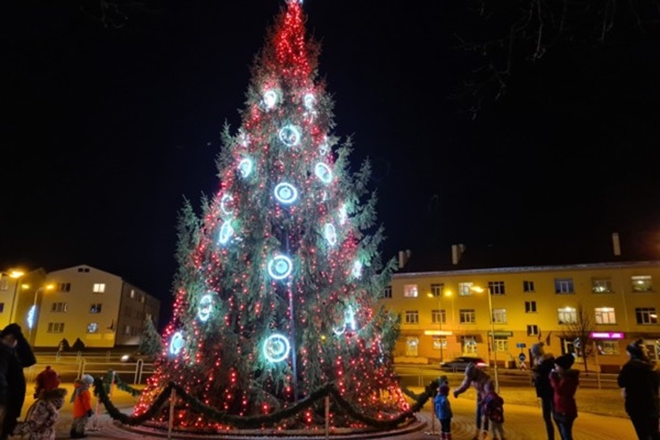 Vidzemes pilsēta Valmiera pošas Ziemassvētkiem. Foto: Valmieras pilsētas pašvaldība un Vija Zvejniece 295643