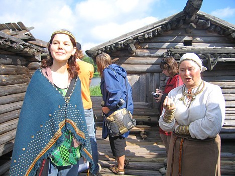 Baltijas valstu žurnālistiem ir iespēja ietērpties latviešu etnogrāfiskajā tērpā 15861