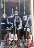 Svētku rotājumi veikalu skatlogos visbagātākie ir uz Tērbatas ielas, bet visbēdīgāk ir Vecrīgā 49
