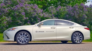 25 bildes - «Lexus ES 300h» 18