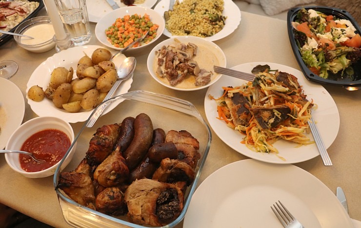 Travelnews.lv apceļo Latviju un cenšas noēst restorāna «Hercogs Mārupe» 90 eiro vērto «Brīvdienu kasti» Travelnews.lv apceļo Latviju un cenšas noēst restorāna «Hercogs Mārupe» 90 eiro vērto «Brīvdienu kasti» 297260