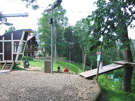 Piedzīvojumu parks „Mežakaķis” piedāvā dažādu grūtības pakāpju šķēršļu joslas, sākot no vieglākās zaļās, kam seko zilā, sarkanā un melnā trase Piedzīvojumu parks „Mežakaķis” piedāvā dažādu grūtības pakāpju šķēršļu joslas, sākot no vieglākās zaļās, kam seko zilā, sarkanā un melnā trase 15963