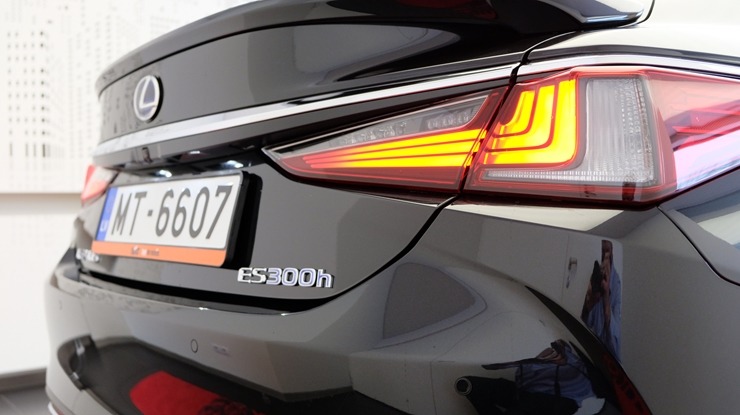 Auto noma «Sixt Latvija» saņem jaunu automašīnu «Lexus ES 300h Limited Edition FWD» 298570