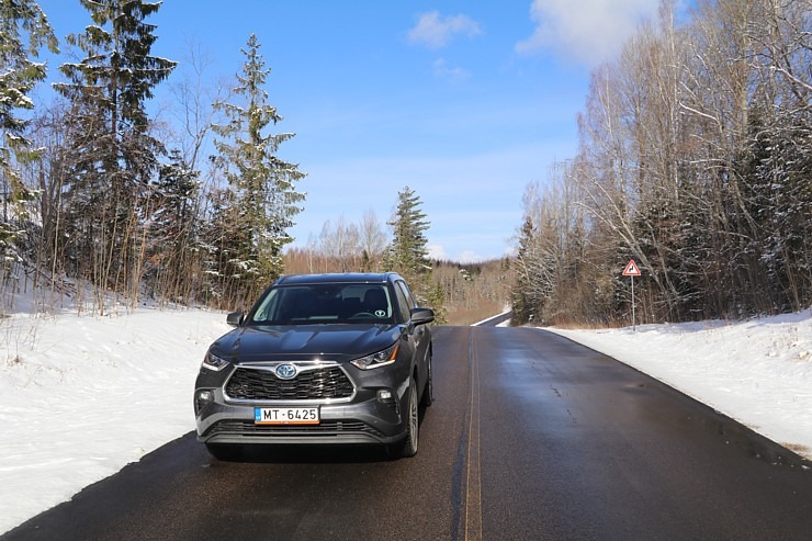 Sadarbībā ar auto nomu «Sixt Latvija» izbaudam ceļojumu ar «Toyota Highlander 2.5 Hybrid AWD Executive» 298740