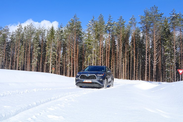 Sadarbībā ar auto nomu «Sixt Latvija» izbaudam ceļojumu ar «Toyota Highlander 2.5 Hybrid AWD Executive» 298742