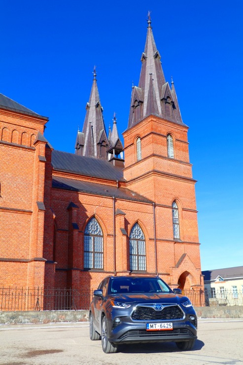 Sadarbībā ar auto nomu «Sixt Latvija» izbaudam ceļojumu ar «Toyota Highlander 2.5 Hybrid AWD Executive» 298732