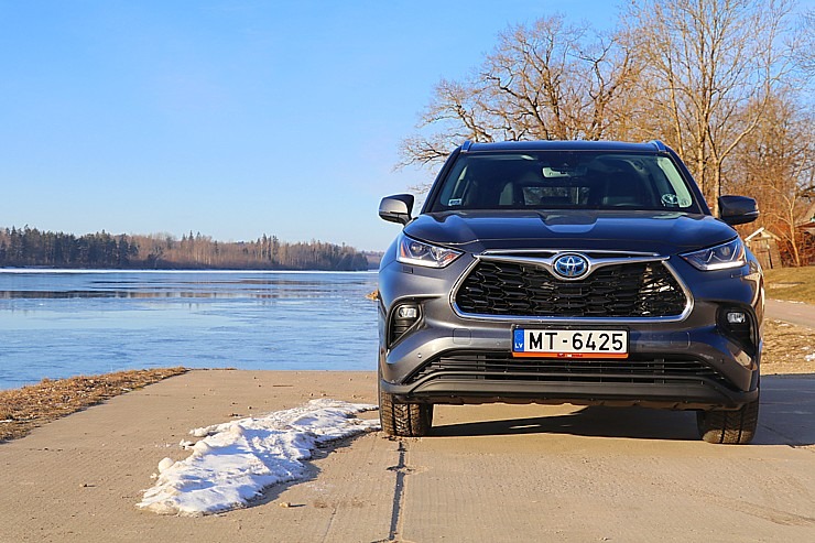 Sadarbībā ar auto nomu «Sixt Latvija» izbaudam ceļojumu ar «Toyota Highlander 2.5 Hybrid AWD Executive» 298751