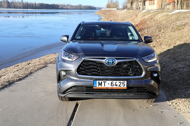 Sadarbībā ar auto nomu «Sixt Latvija» izbaudam ceļojumu ar «Toyota Highlander 2.5 Hybrid AWD Executive» 298753