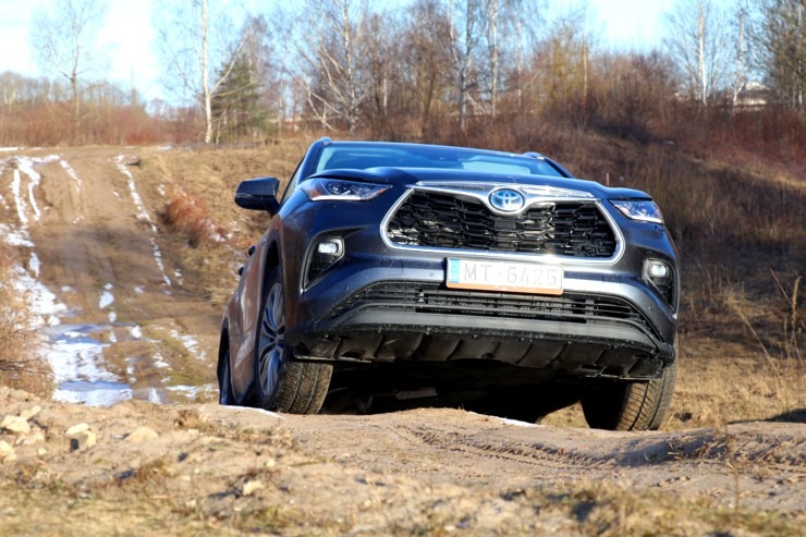 Sadarbībā ar auto nomu «Sixt Latvija» izbaudam ceļojumu ar «Toyota Highlander 2.5 Hybrid AWD Executive» 298756