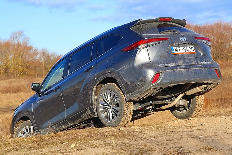 Sadarbībā ar auto nomu «Sixt Latvija» izbaudam ceļojumu ar «Toyota Highlander 2.5 Hybrid AWD Executive» 298757