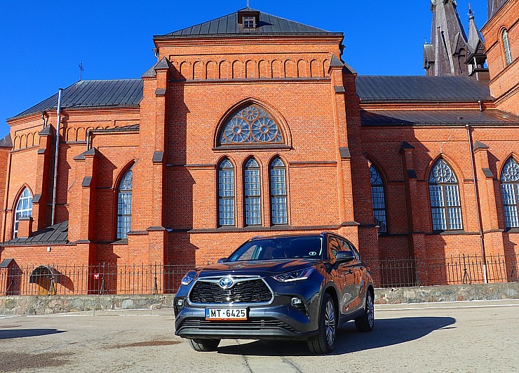 Sadarbībā ar auto nomu «Sixt Latvija» izbaudam ceļojumu ar «Toyota Highlander 2.5 Hybrid AWD Executive» 298733