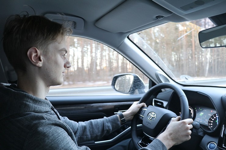 Sadarbībā ar auto nomu «Sixt Latvija» izbaudam ceļojumu ar «Toyota Highlander 2.5 Hybrid AWD Executive» 298761