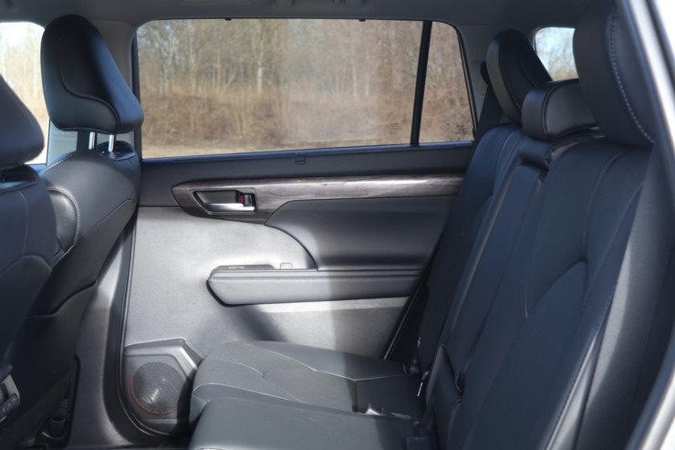 Sadarbībā ar auto nomu «Sixt Latvija» izbaudam ceļojumu ar «Toyota Highlander 2.5 Hybrid AWD Executive» 298766