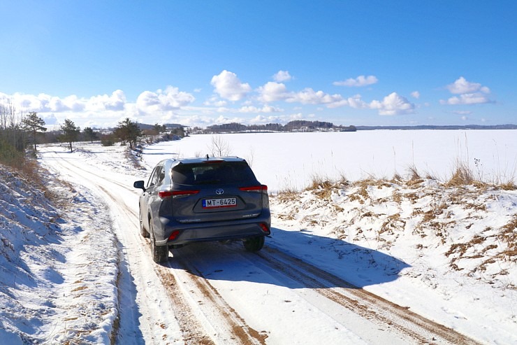 Sadarbībā ar auto nomu «Sixt Latvija» izbaudam ceļojumu ar «Toyota Highlander 2.5 Hybrid AWD Executive» 298736