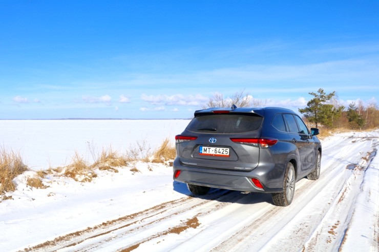 Sadarbībā ar auto nomu «Sixt Latvija» izbaudam ceļojumu ar «Toyota Highlander 2.5 Hybrid AWD Executive» 298738
