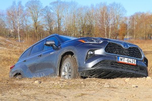Sadarbībā ar auto nomu «Sixt Latvija» izbaudam ceļojumu ar «Toyota Highlander 2.5 Hybrid AWD Executive» 28