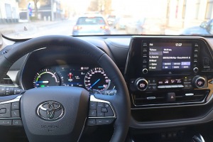 Sadarbībā ar auto nomu «Sixt Latvija» izbaudam ceļojumu ar «Toyota Highlander 2.5 Hybrid AWD Executive» 32