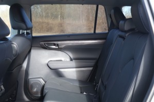 Sadarbībā ar auto nomu «Sixt Latvija» izbaudam ceļojumu ar «Toyota Highlander 2.5 Hybrid AWD Executive» 36