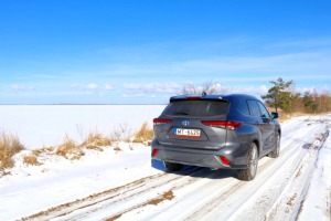 Sadarbībā ar auto nomu «Sixt Latvija» izbaudam ceļojumu ar «Toyota Highlander 2.5 Hybrid AWD Executive» 8