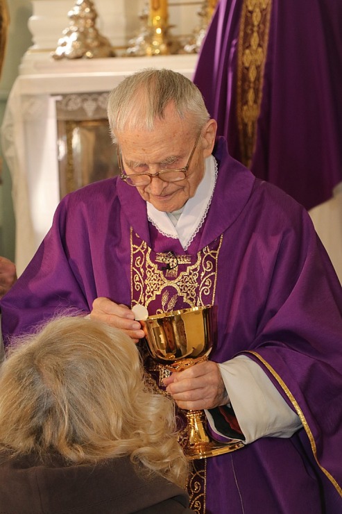 Kardināls Jānis Pujāts ar Svēto Misi Sāpju Dievmātes baznīcā atzīmē 70 darba gadu jubileju 298794