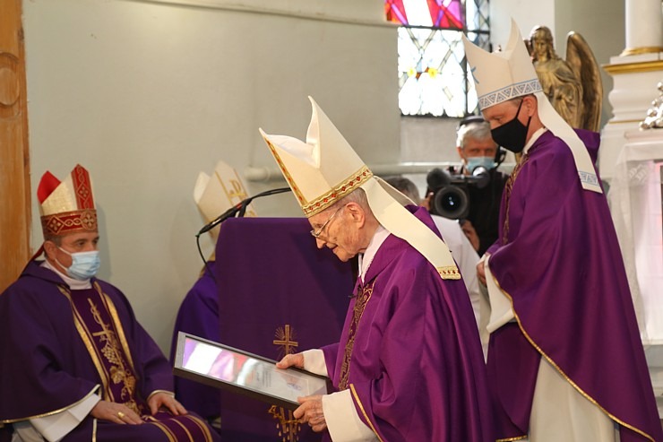 Kardināls Jānis Pujāts ar Svēto Misi Sāpju Dievmātes baznīcā atzīmē 70 darba gadu jubileju 298799