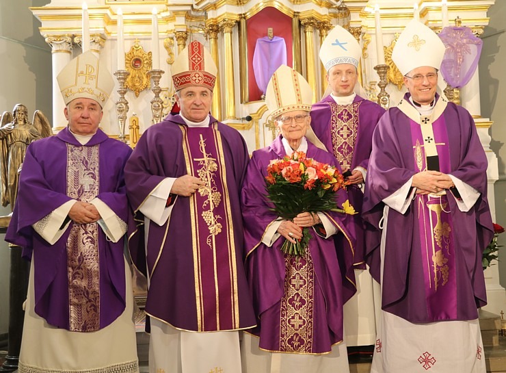 Kardināls Jānis Pujāts ar Svēto Misi Sāpju Dievmātes baznīcā atzīmē 70 darba gadu jubileju 298806