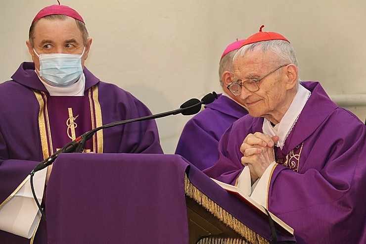 Kardināls Jānis Pujāts ar Svēto Misi Sāpju Dievmātes baznīcā atzīmē 70 darba gadu jubileju 298786