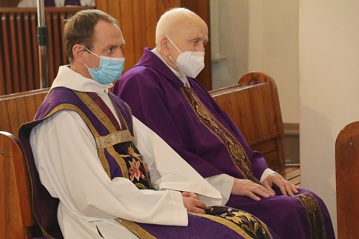 Kardināls Jānis Pujāts ar Svēto Misi Sāpju Dievmātes baznīcā atzīmē 70 darba gadu jubileju 298789